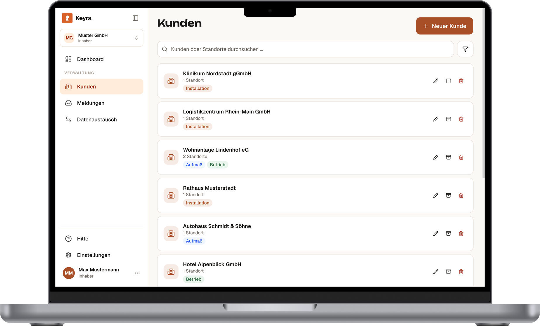 Keyra im Browser auf dem MacBook: Kundenübersicht mit Projektphasen Aufmaß, Installation und Betrieb